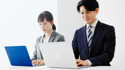 仕事をするビジネスマンとビジネスウーマン