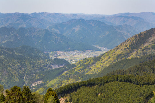 比叡山から見渡す京都大原の山里
