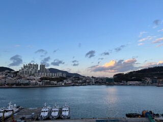 Naklejka premium sunset over the river