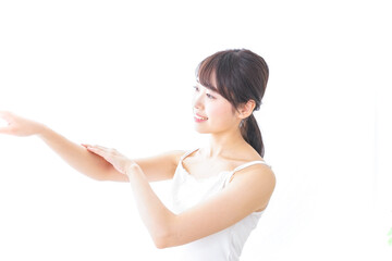 クリームを塗る若い女性
