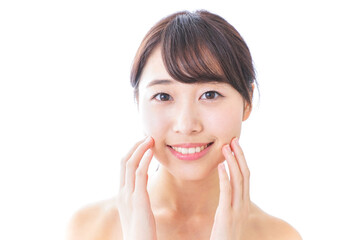 スキンケアをする若い女性