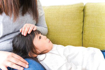 風邪をひいた子どもとお母さん