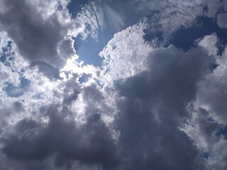 Obraz premium 구름사이 해가 나다