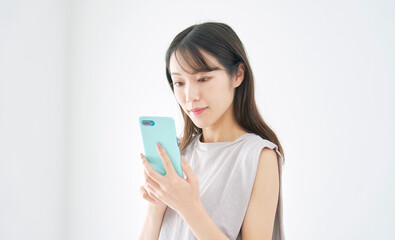 女性　スマホ　白背景