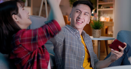 couple play games on mobile