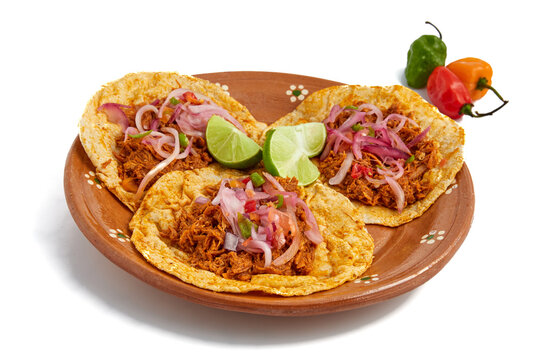 Tacos de Cochinita Pibil, tradicional comida mexicana. Cocina t&iacute;pica de la regi&oacute;n de Yucat&aacute;n al sur M&eacute;xico.