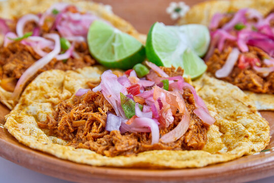 Tacos de Cochinita Pibil, tradicional comida mexicana. Cocina t&iacute;pica de la regi&oacute;n de Yucat&aacute;n al sur M&eacute;xico.
