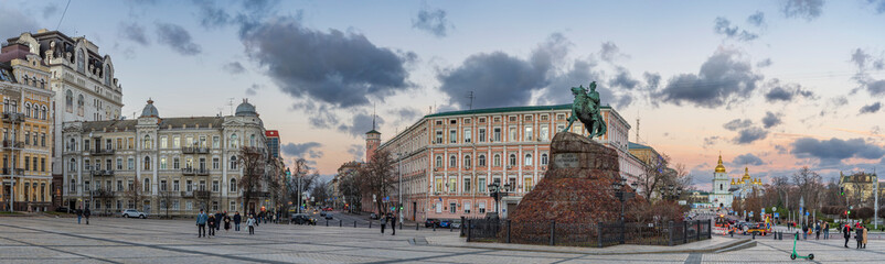Fototapeta premium Monument to Bohdan Khmelnitsky with St. Sophia Cathedral in the background in Kiev, Ukraine