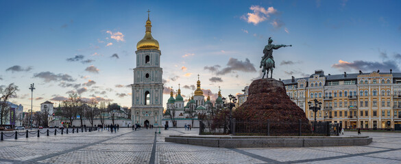 Obraz premium Monument to Bohdan Khmelnitsky with St. Sophia Cathedral in the background in Kiev, Ukraine