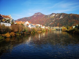 Fototapeta na wymiar Bergsee Österreich im Herbst mit wunderschöner Spiegelung im See