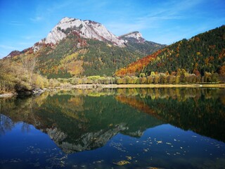 Fototapeta na wymiar Alpen Bergsee im Herbst mit wunderschöner Spiegelung