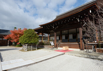 秋の大覚寺　宸殿の橘と紅葉　京都市右京区嵯峨