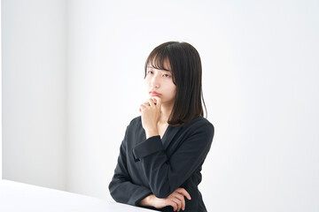 ビジネスウーマン  考える