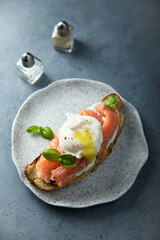 Poached egg with smoked salmon on toast