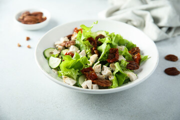 Green salad with chicken, pecan and sun dried tomatoes