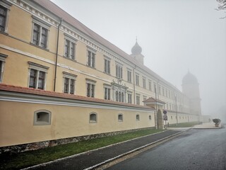 Benediktinerstift Seckau im Nebel