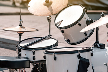 Obraz premium play the drum set outdoors. Music school and learning concept