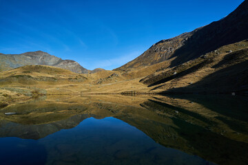 Fototapeta na wymiar Lake in the mountains in Gèdre in the french Pyrenees 