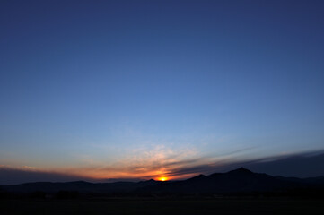 濃い青に染まる夕陽の沈む空。