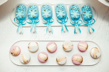 blue pops cake decorated with snowflakes and pastry beads and pink and white macaroon