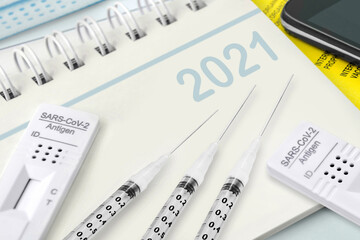Kalender 2021 Pandemie mit Impfpass, 3 Spritzen, Corona Antigen Test und Handy