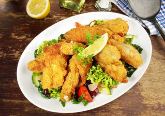 Backhendl Platte mit Zitrone auf Salat