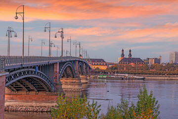 Picture over the Rhine on the Mainz Rhine bank along the Theodor-Heuss bridge at sunrise