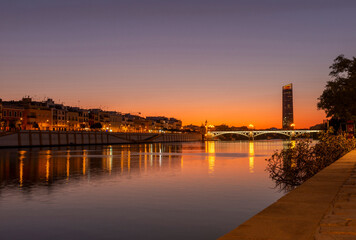 Canal de Alfonso XIII y Puente de Isabel II en Sevilla
