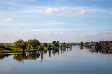 Fototapeta na wymiar Ein Anleger in Wittenberge spiegelt sich im ruhigen Wasser der Elbe