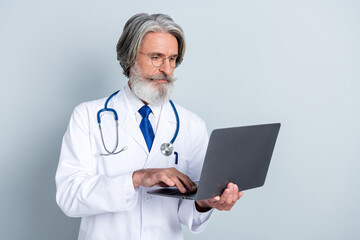 Photo of mature doc cardiologist prevent protect use laptop prescription isolated over grey color background