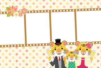 2022年　フォトフレーム年賀状　乾杯するかわいいトラの親子　文字なし