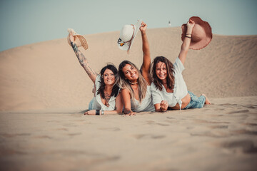 mujeres amigas diversión en la playa
