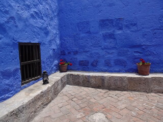 [Peru] View of the courtyard with beautiful blue walls in Monastery of Santa Catalina de Siena　(Arequipa)