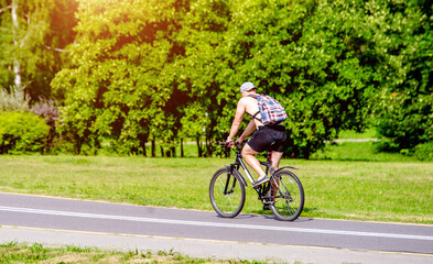 Obraz premium Cyclist ride on the bike path in the city Park 