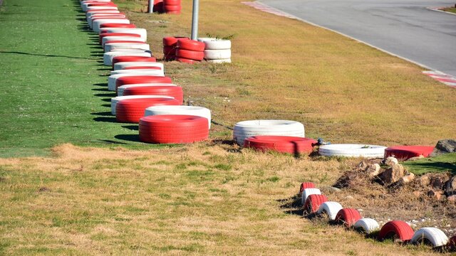 Neumáticos rojos y blancos en una pista de Karting