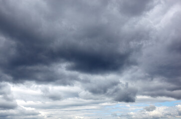 Obraz premium Dramatic black cloud before rainy. Beautiful cloudscape over horizon, sky