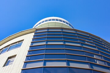 青空にそびえ立つすいとぴあ江南の窓ガラス