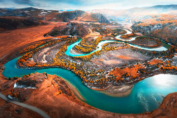 Chuya-rivier in Altai-bergen, Siberië, Rusland. Luchtfoto drone-panorama. Prachtig herfstlandschap.