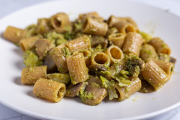 Pasta with mushrooms and broccoli cream. Ideal dish for a vegan diet.