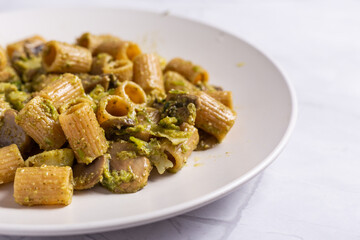 Pasta with mushrooms and broccoli cream. Ideal dish for a vegan diet.
