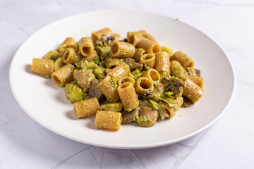 Pasta with mushrooms and broccoli cream. Ideal dish for a vegan diet.