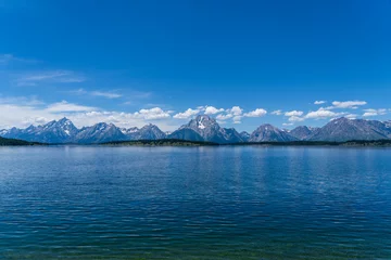 Crédence de cuisine en verre imprimé Chaîne Teton The blue waters of Jackson Lake on a sunny summer day in Grand Teton National Park near Jackson Hole, Wyoming