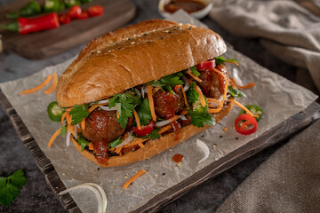 Sandwich with meatballs, vegetables and herbs