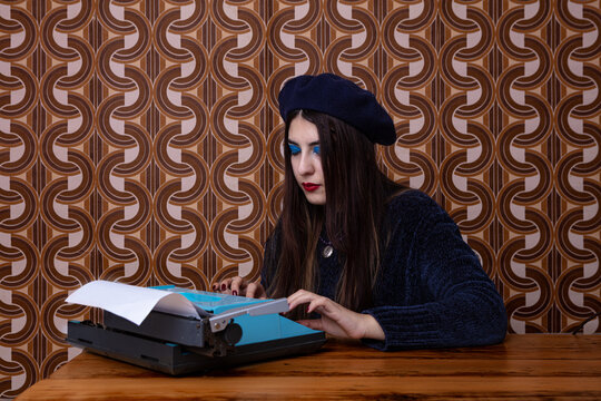scrittrice , donna, libri, lettura, macchina da scrivere, alunno, bellezza, educazione, persone, persona, basco , scuola, studiare, apprendimento, letto, business, universit&agrave;, signora, sorriso, un, le