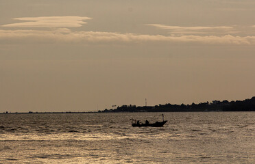 Naklejka premium Sunset beach silhouette free styles holiday, water sky and people.