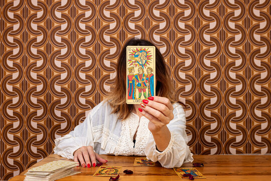 cartomante, magia, tarocchi, tarocchi di marsiglia, zingara, futuro, carte, morte, paranormale, rom, carta da parati, anni 60, design, spia, donna, bambina, a scacchi, dramma, persone, vintage, adoles