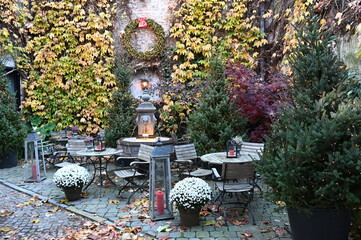 Winterlich geschmückter Innenhof