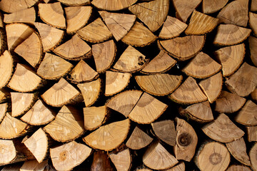 wall firewood, Background of dry chopped firewood logs in a pile - 471112768
