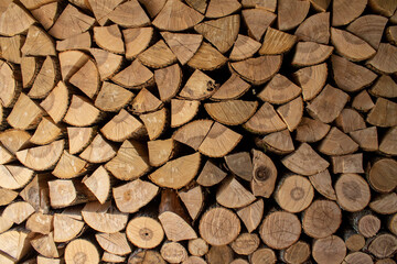 wall firewood, Background of dry chopped firewood logs in a pile - 471112772