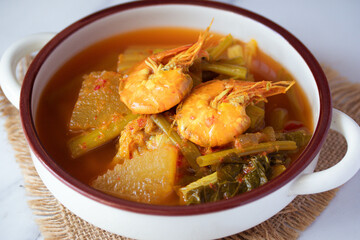 Yellow Curry with shrimp (Kaeng Som) Shrimp and vegetables mixed with local Thai food in a cup.